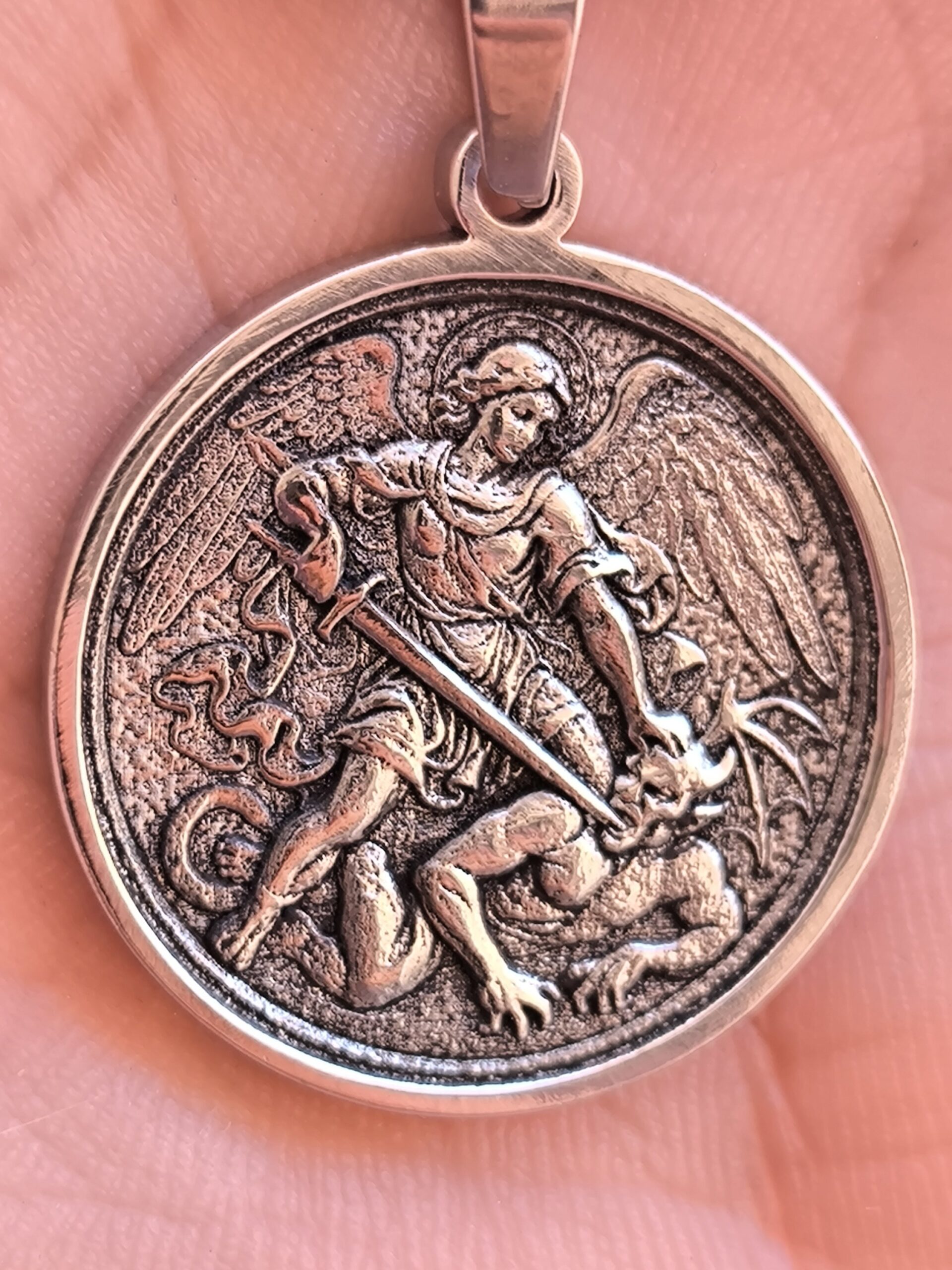 Saint Michael the Archangel Pendant - Imagen 3