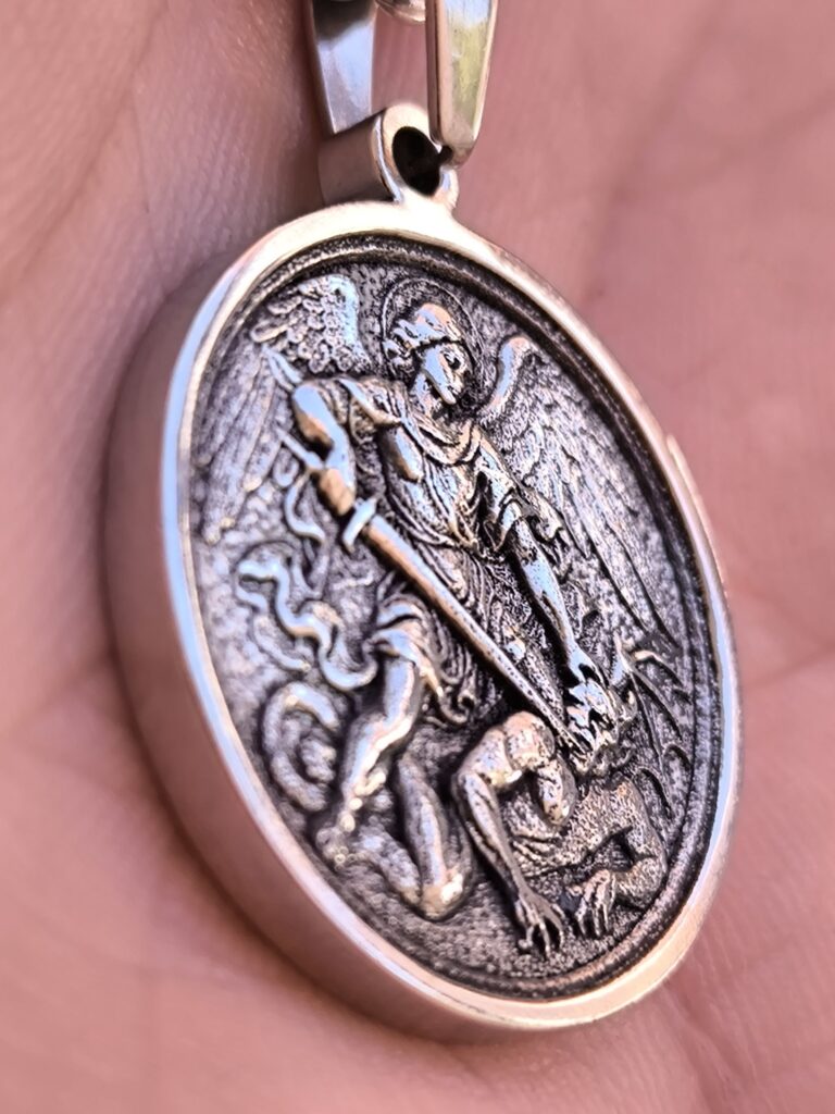 Saint Michael the Archangel Pendant - Imagen 2