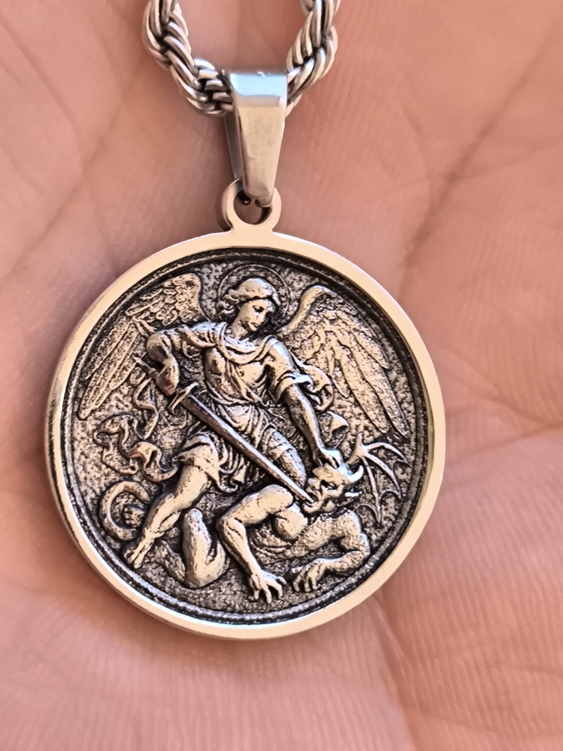 Saint Michael the Archangel Pendant - Imagen 6