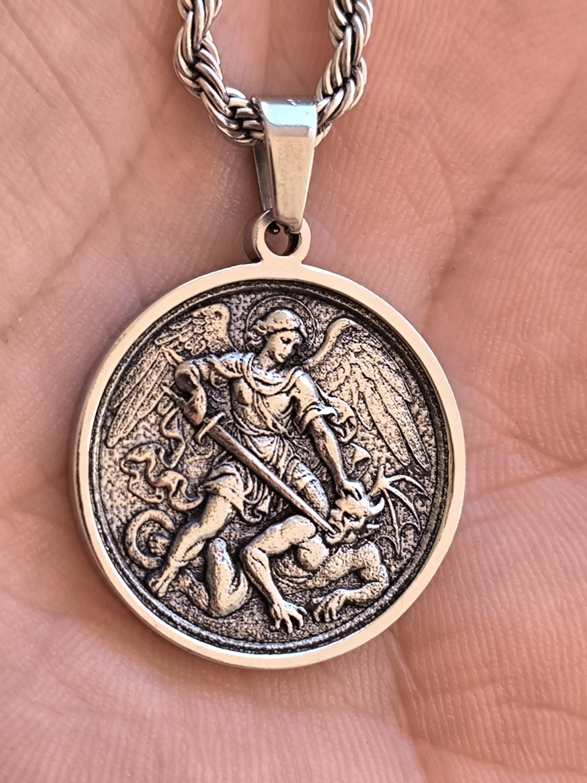 Saint Michael the Archangel Pendant - Imagen 8