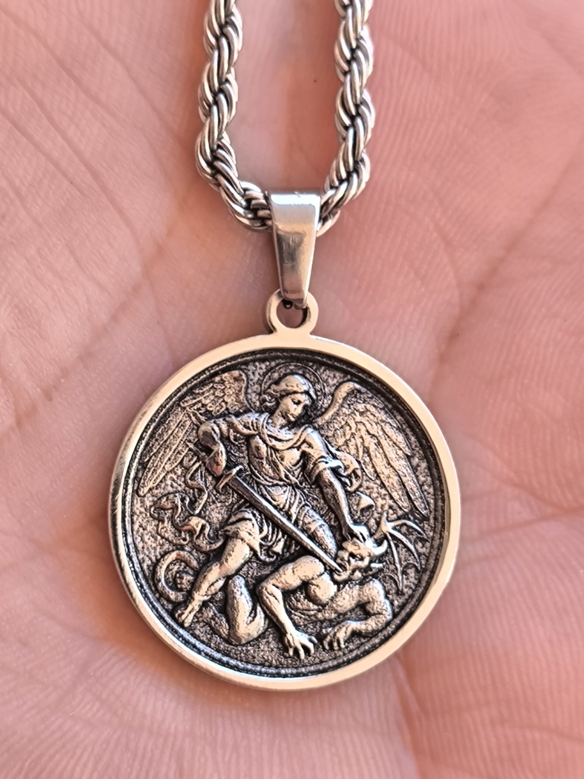Saint Michael the Archangel Pendant - Imagen 4