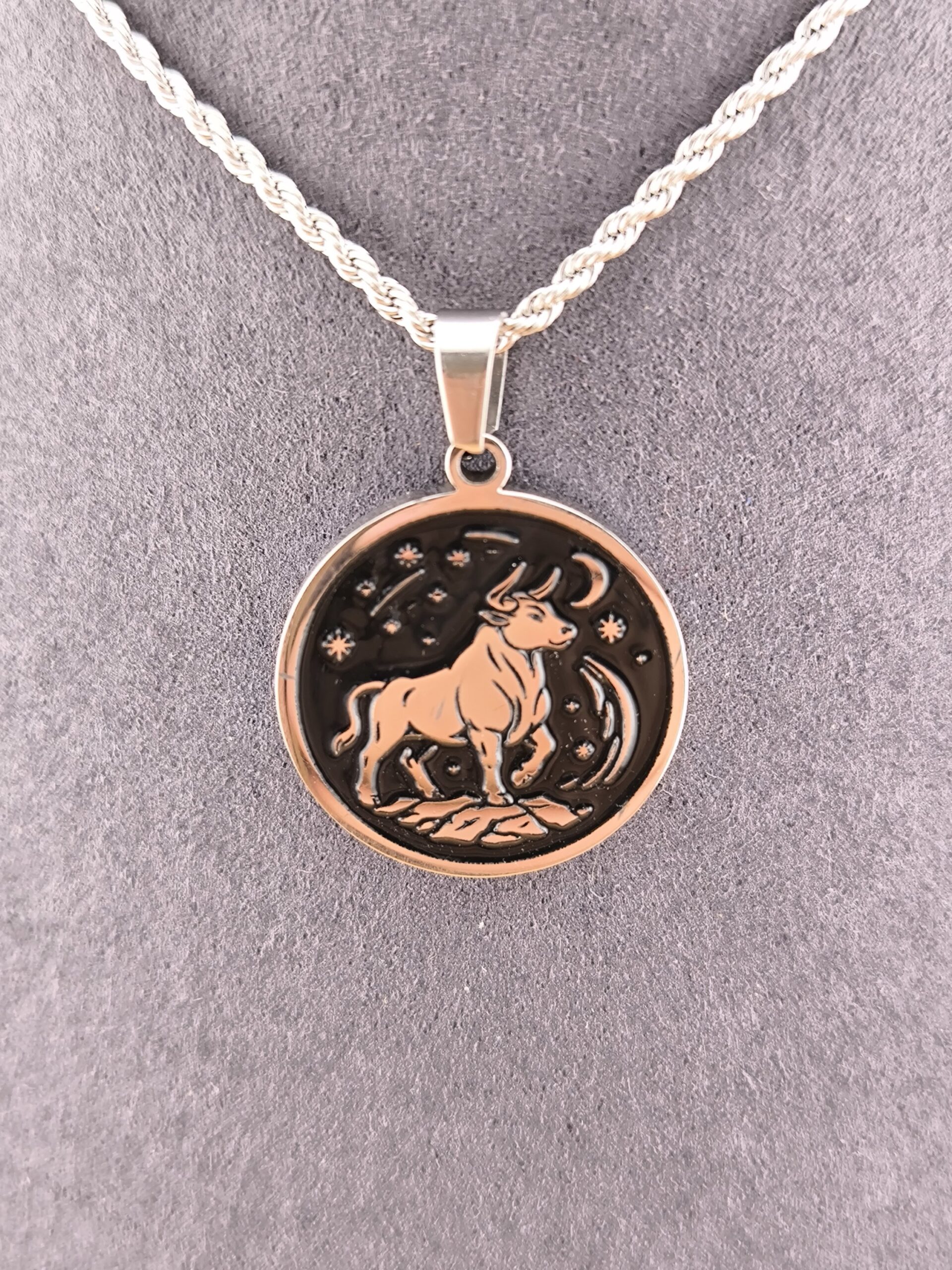 Taurus zodiac necklace - black - Imagem 2