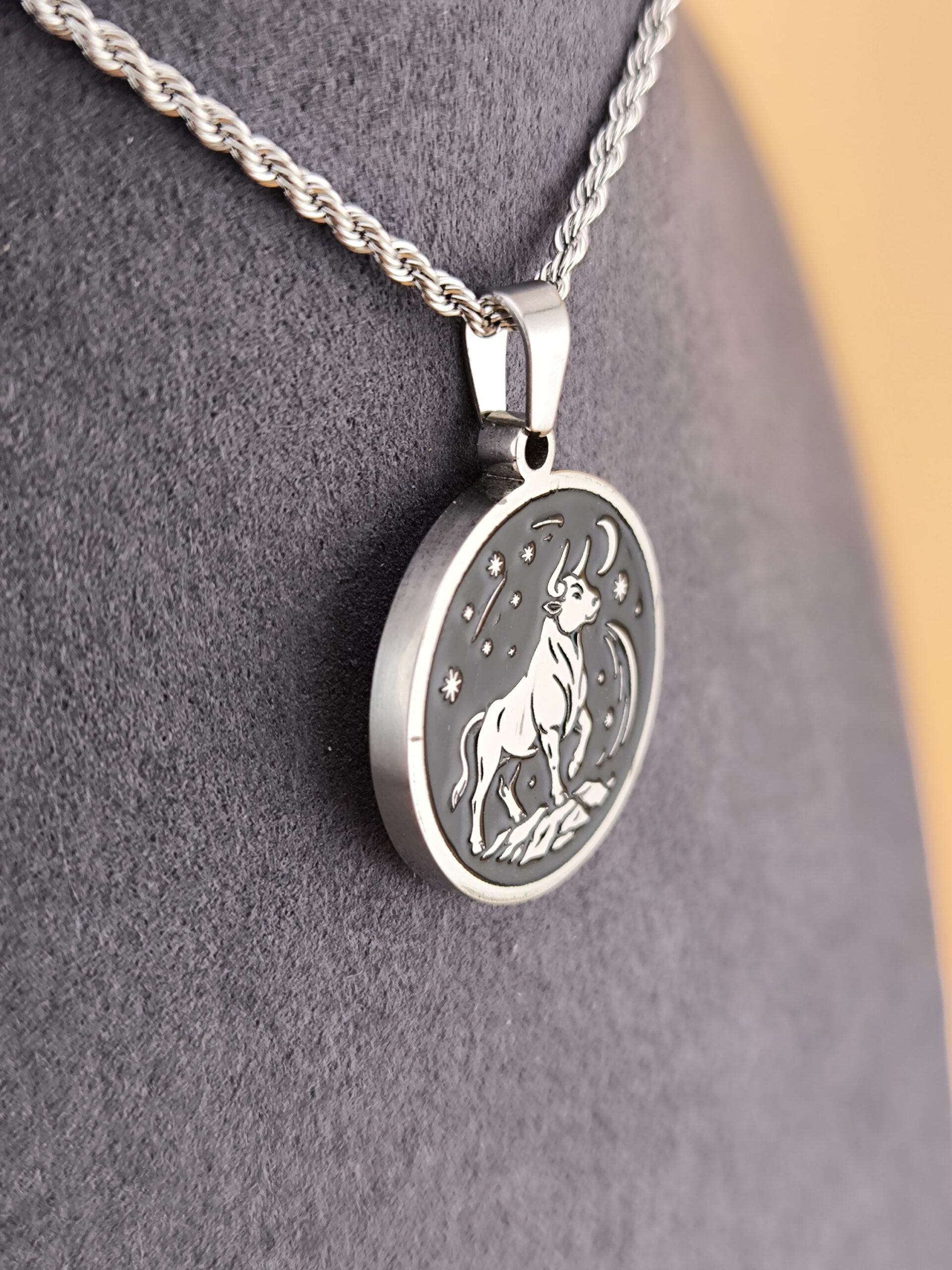 Taurus zodiac necklace - black - Imagem 8