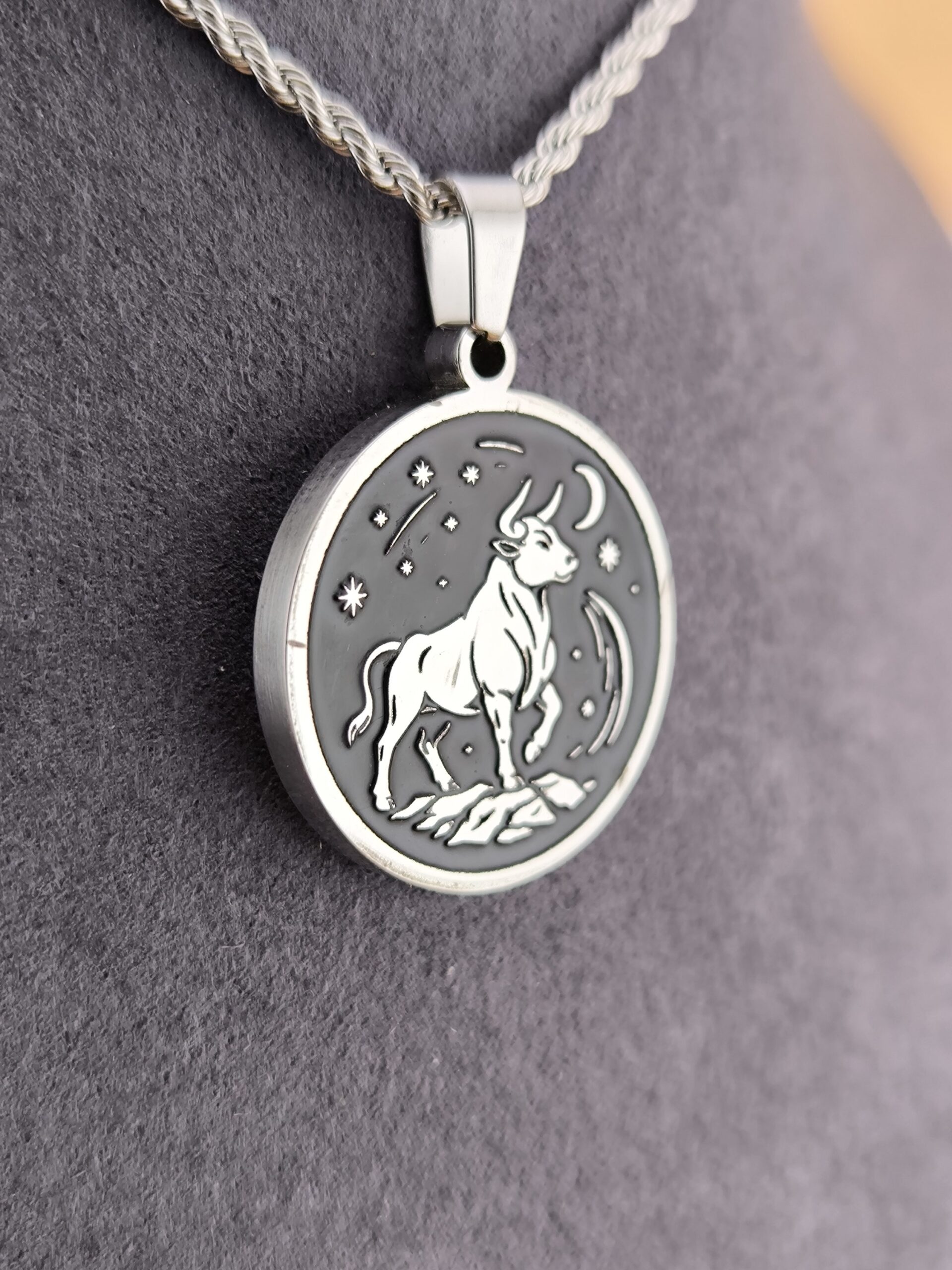 Taurus zodiac necklace - black - Imagem 3