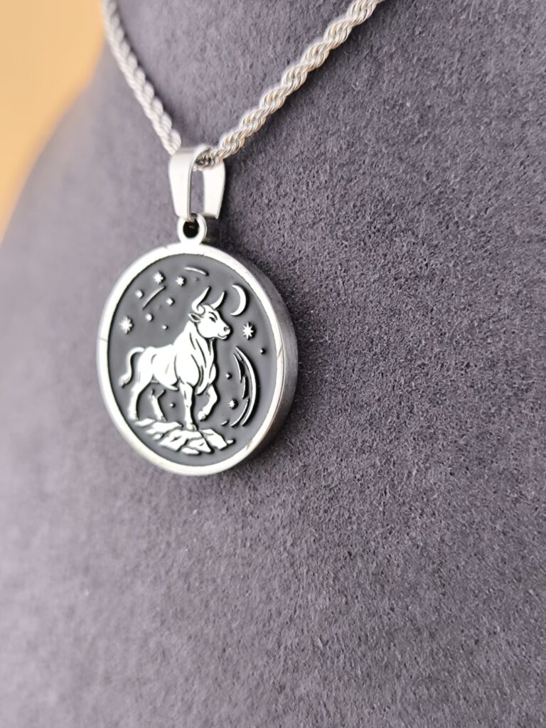 Taurus zodiac necklace - black - Imagem 7