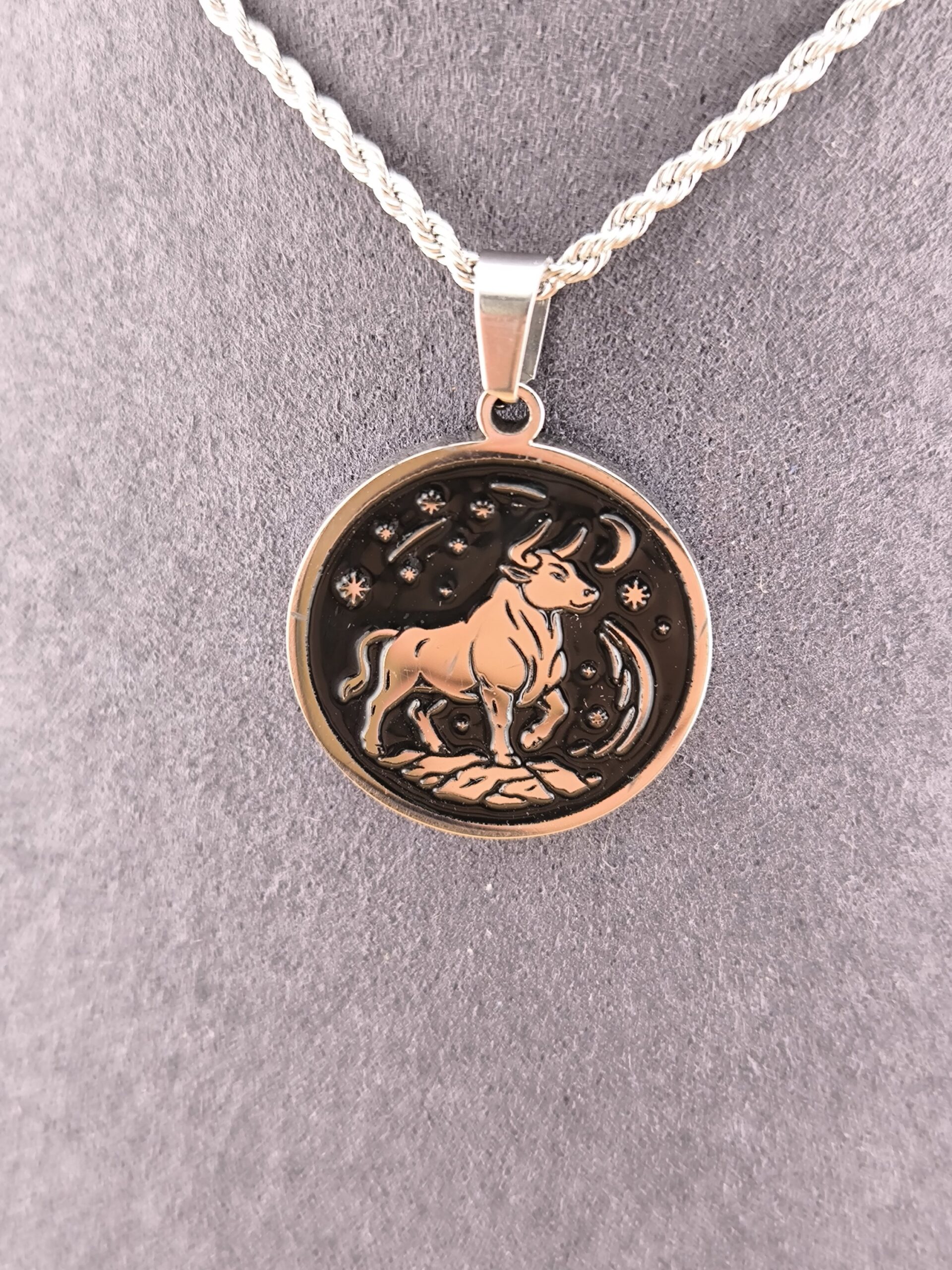 Taurus zodiac necklace - black - Imagem 4